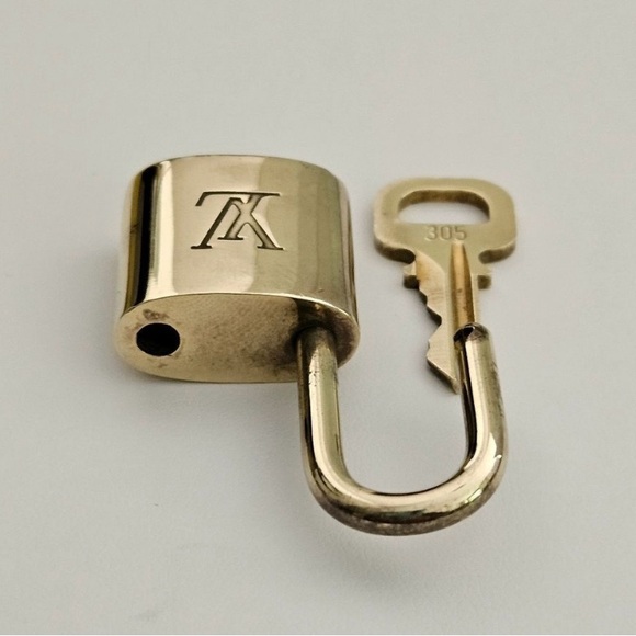 Louis Vuitton vintage brass lock and key. #305 Like New Condition - Picture 5 of 5